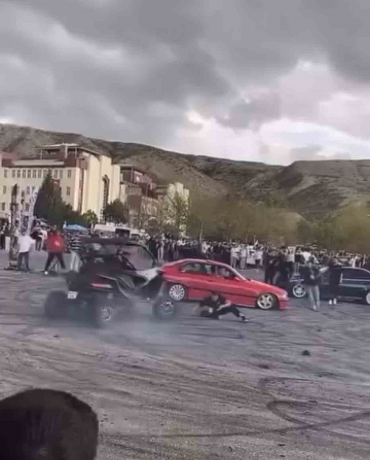 fuarda otomobil ile drift atan surucu gorevliye carpti o anlar kamerada 1 5eNDJWf6