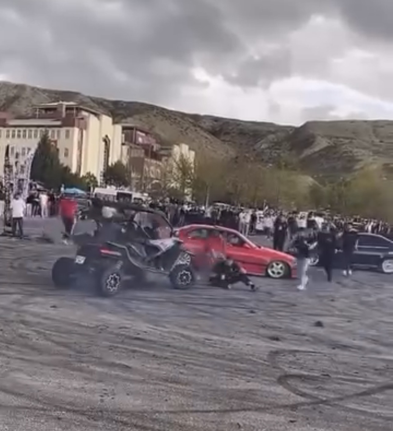 fuarda otomobil ile drift atan surucu gorevliye carpti o anlar kamerada 2 APWlOKgJ