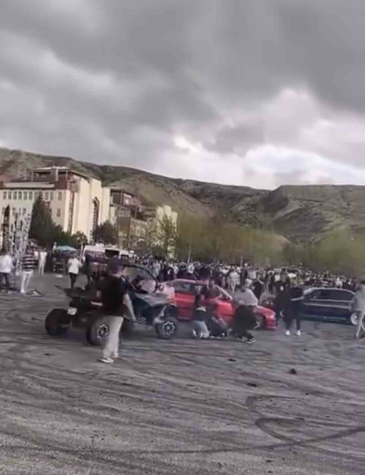 fuarda otomobil ile drift atan surucu gorevliye carpti o anlar kamerada 3 ip4V9PbL