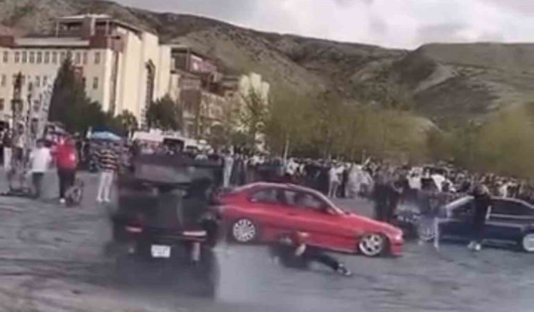 fuarda-otomobil-ile-drift-atan-surucu-gorevliye-carpti-o-anlar-kamerada-qkWcuWfK.jpg