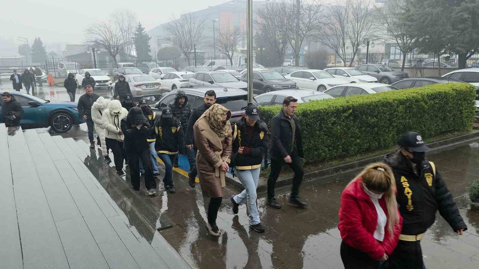 Fuhşa aracılık iddiasıyla gözaltına alınan 9 kadın adliyeye sevk edildi 4 fuhsa aracilik iddiasiyla gozaltina alinan 9 kadin adliyeye sevk edildi 0 1nDOIwJs