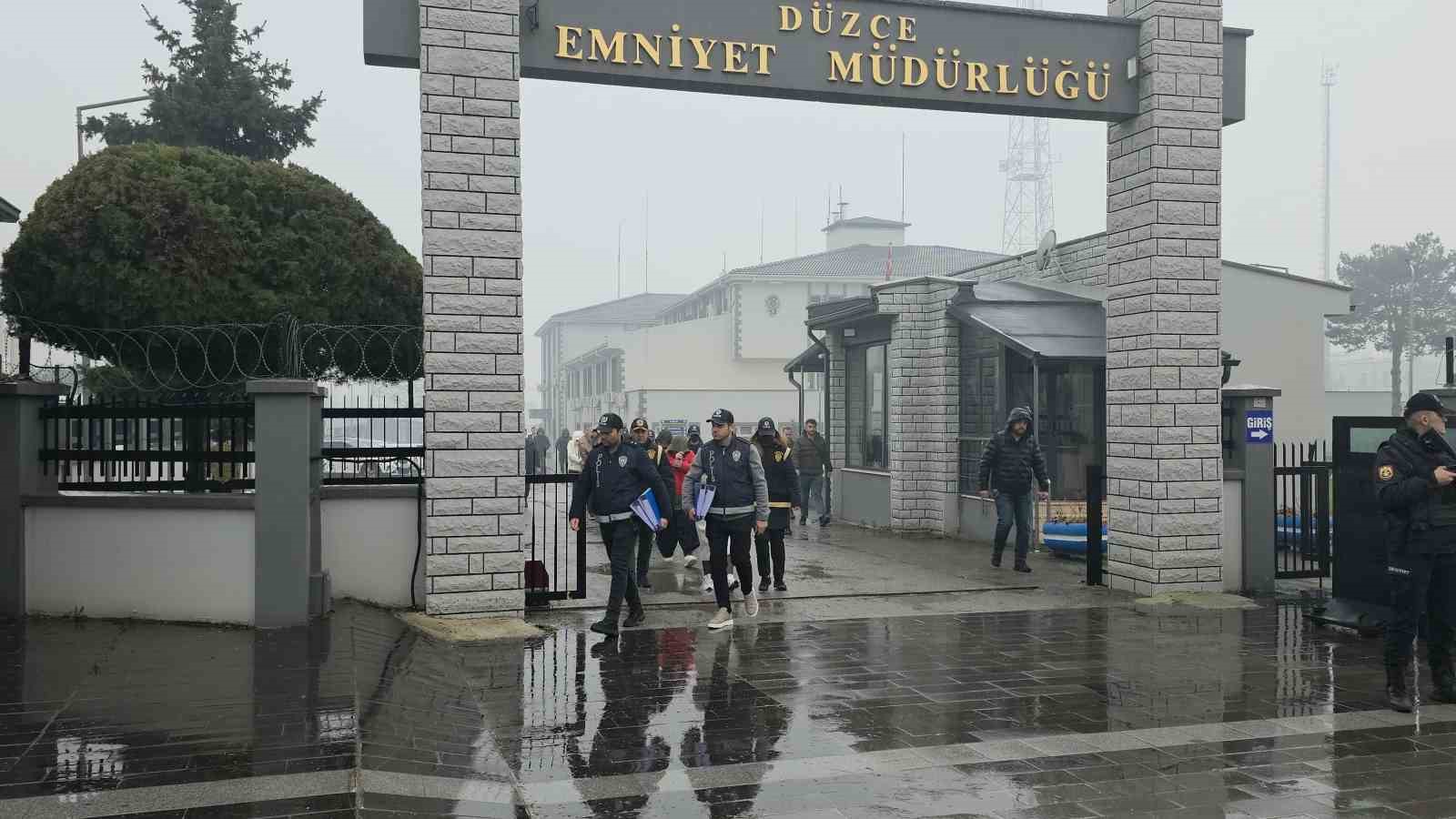 Fuhşa aracılık iddiasıyla gözaltına alınan 9 kadın adliyeye sevk edildi 5 fuhsa aracilik iddiasiyla gozaltina alinan 9 kadin adliyeye sevk edildi 1 7mFFgKV2