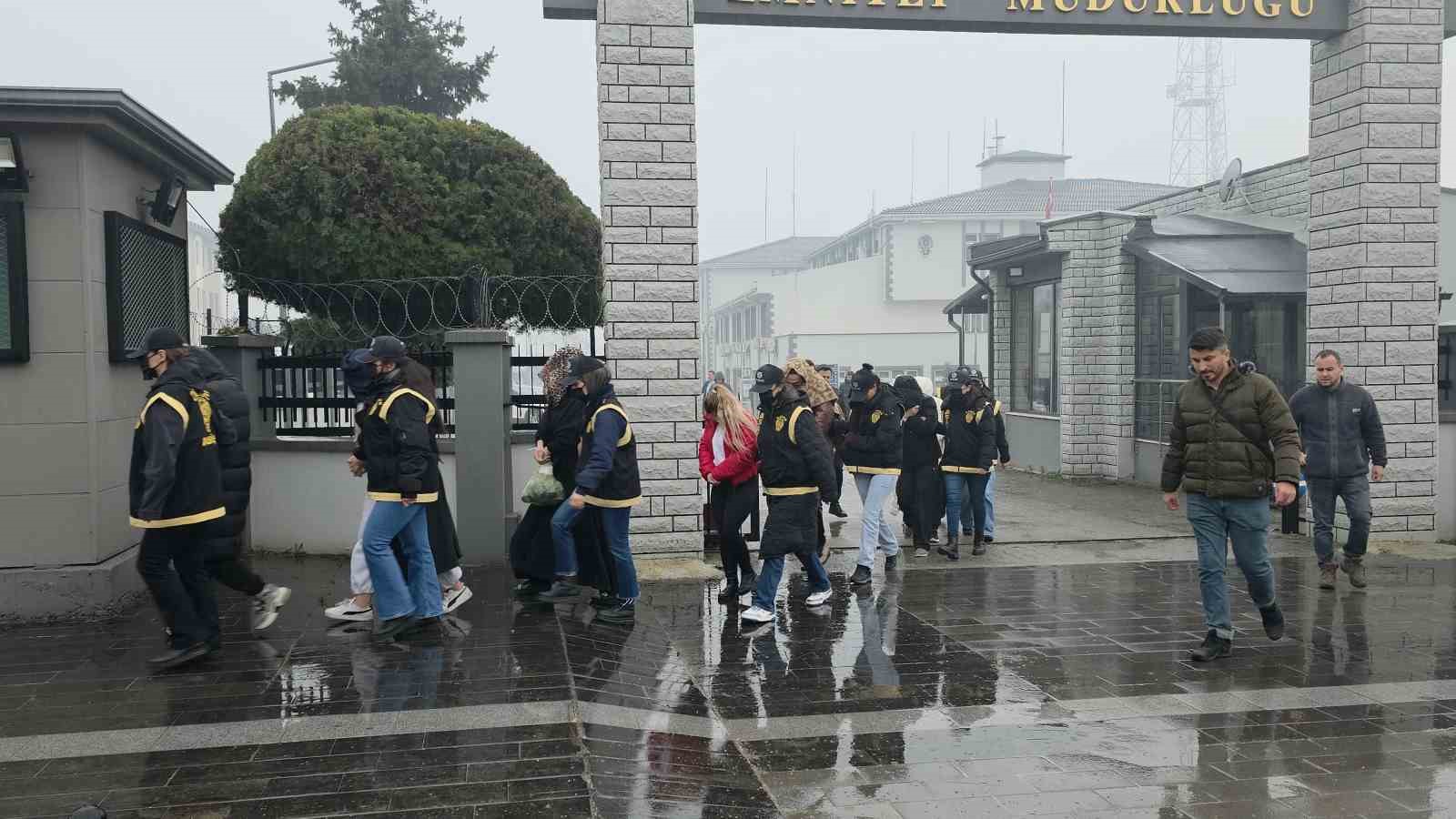 Fuhşa aracılık iddiasıyla gözaltına alınan 9 kadın adliyeye sevk edildi 6 fuhsa aracilik iddiasiyla gozaltina alinan 9 kadin adliyeye sevk edildi 2 rI8vWz6z