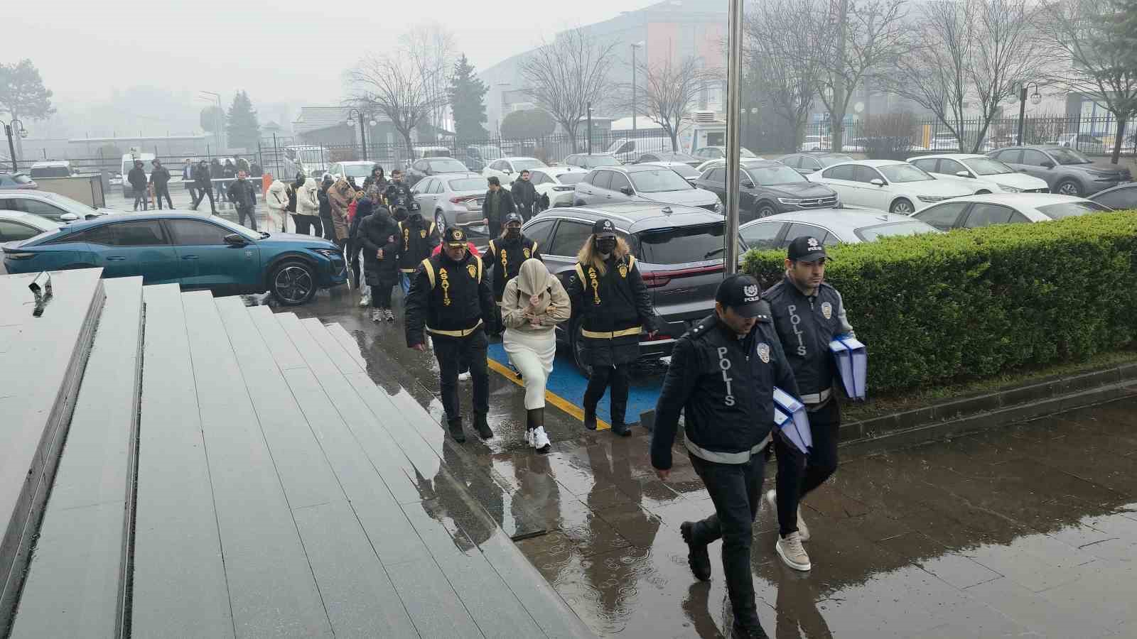 Fuhşa aracılık iddiasıyla gözaltına alınan 9 kadın adliyeye sevk edildi 7 fuhsa aracilik iddiasiyla gozaltina alinan 9 kadin adliyeye sevk edildi 3 6YnuTMSb