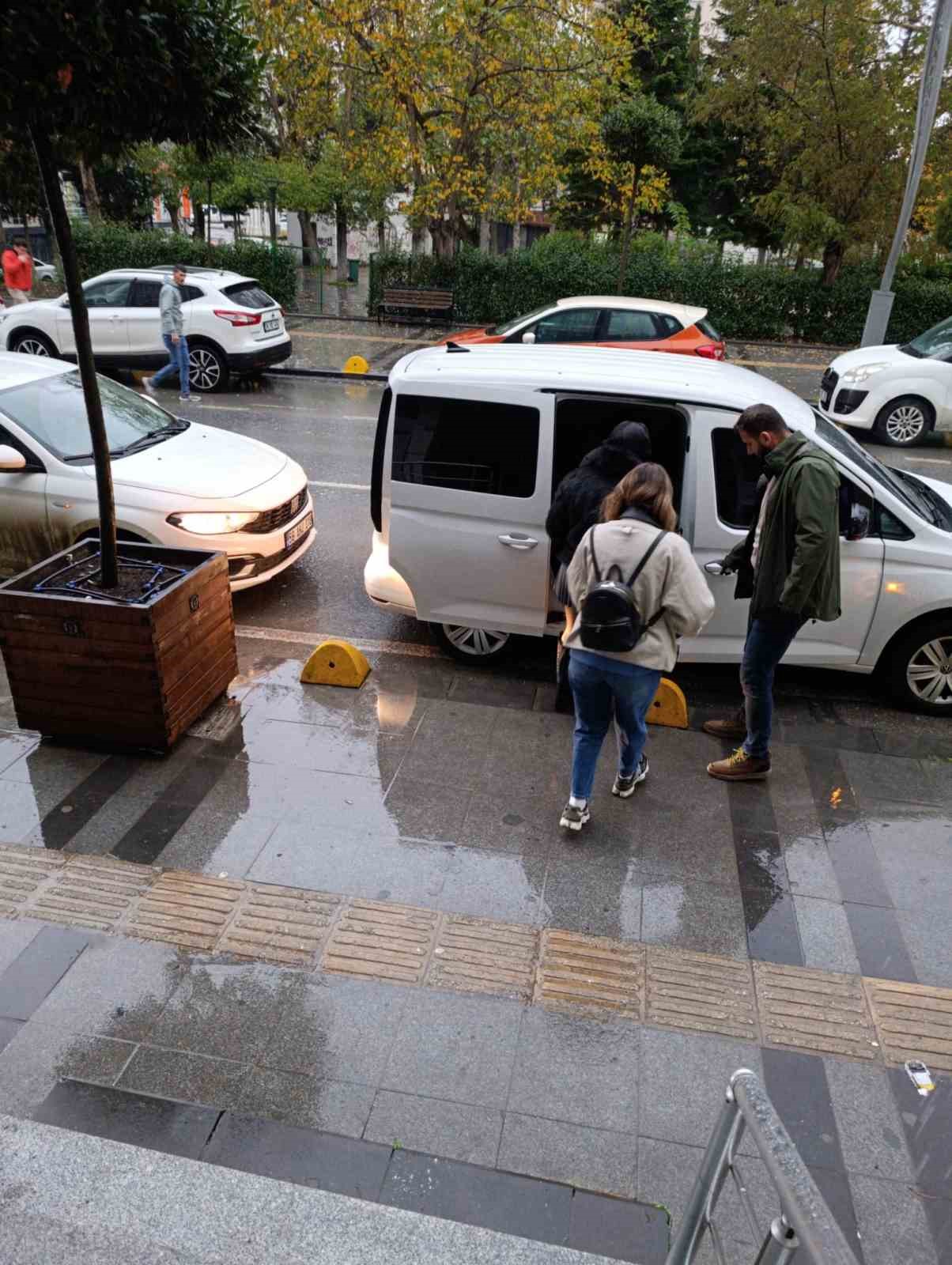 fuhus operasyonunda 5 kadin ve is yeri sahibi yakalandi 0 SaI2LcWy