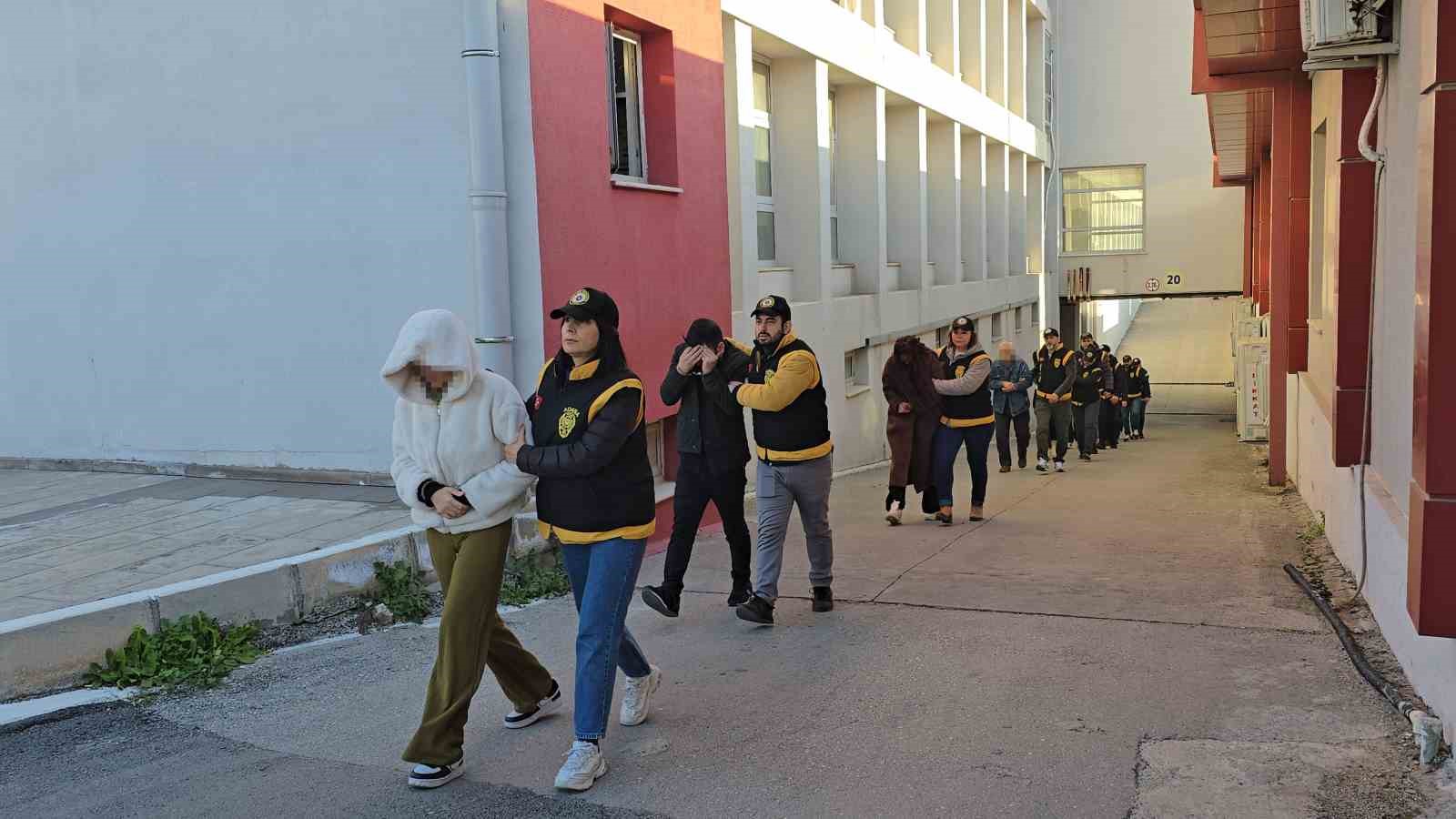 fuhus yaptiran masaj salonlarina operasyon 14 tutuklama 0