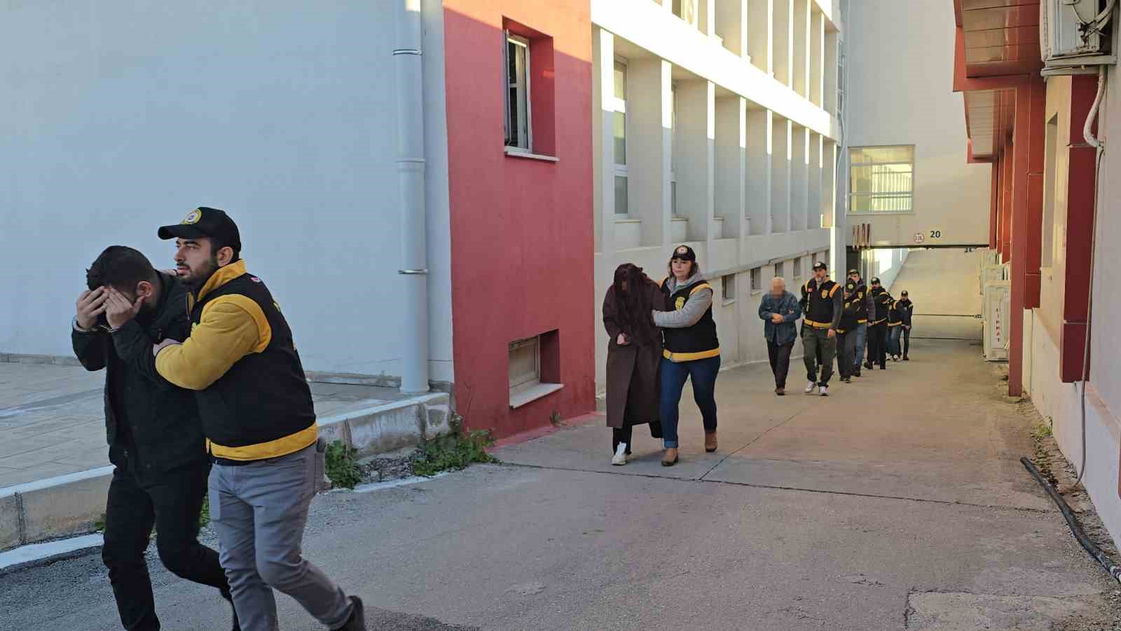 fuhus yaptiran masaj salonlarina operasyon 14 tutuklama 2 1AP77J6n