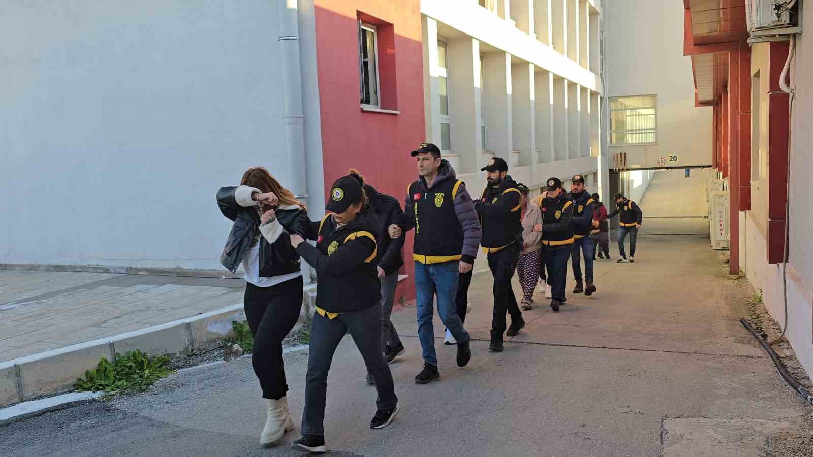 fuhus yaptiran masaj salonlarina operasyon 14 tutuklama 3 rtWzZmMq