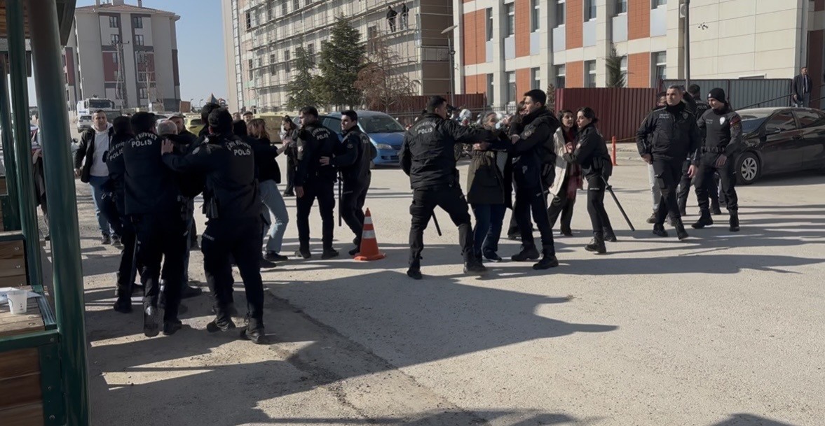 furkan apartmani davasinda durusma sonrasi aileler arasinda arbede 1 UpMKXQ2F