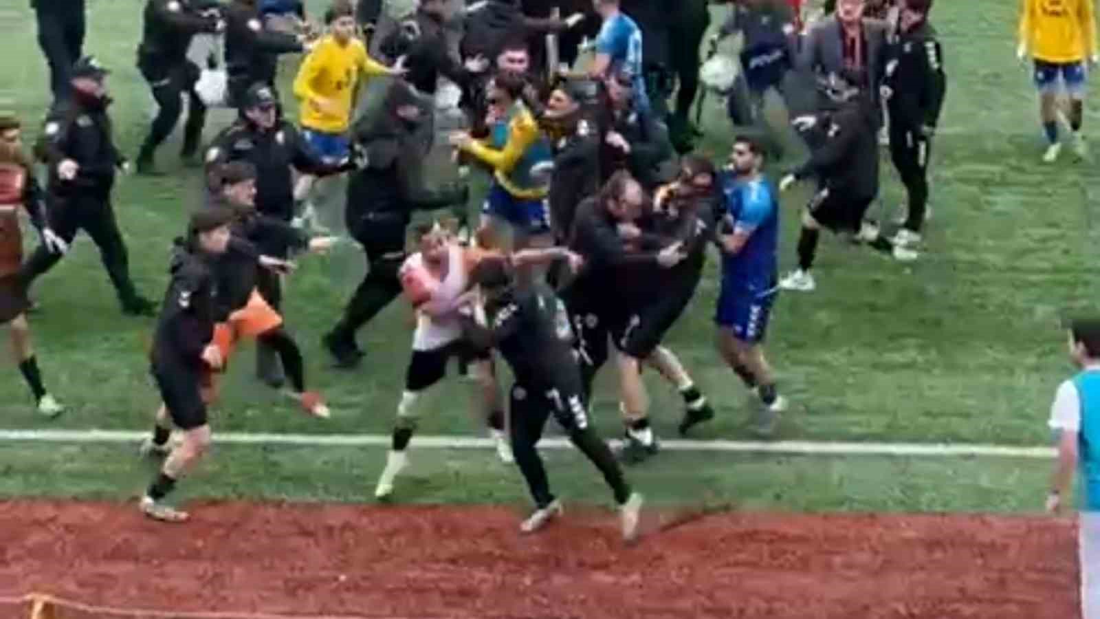 futbol sahasi ringe dondu 24 kirmizi kart cikti 0 RJPYk8eR