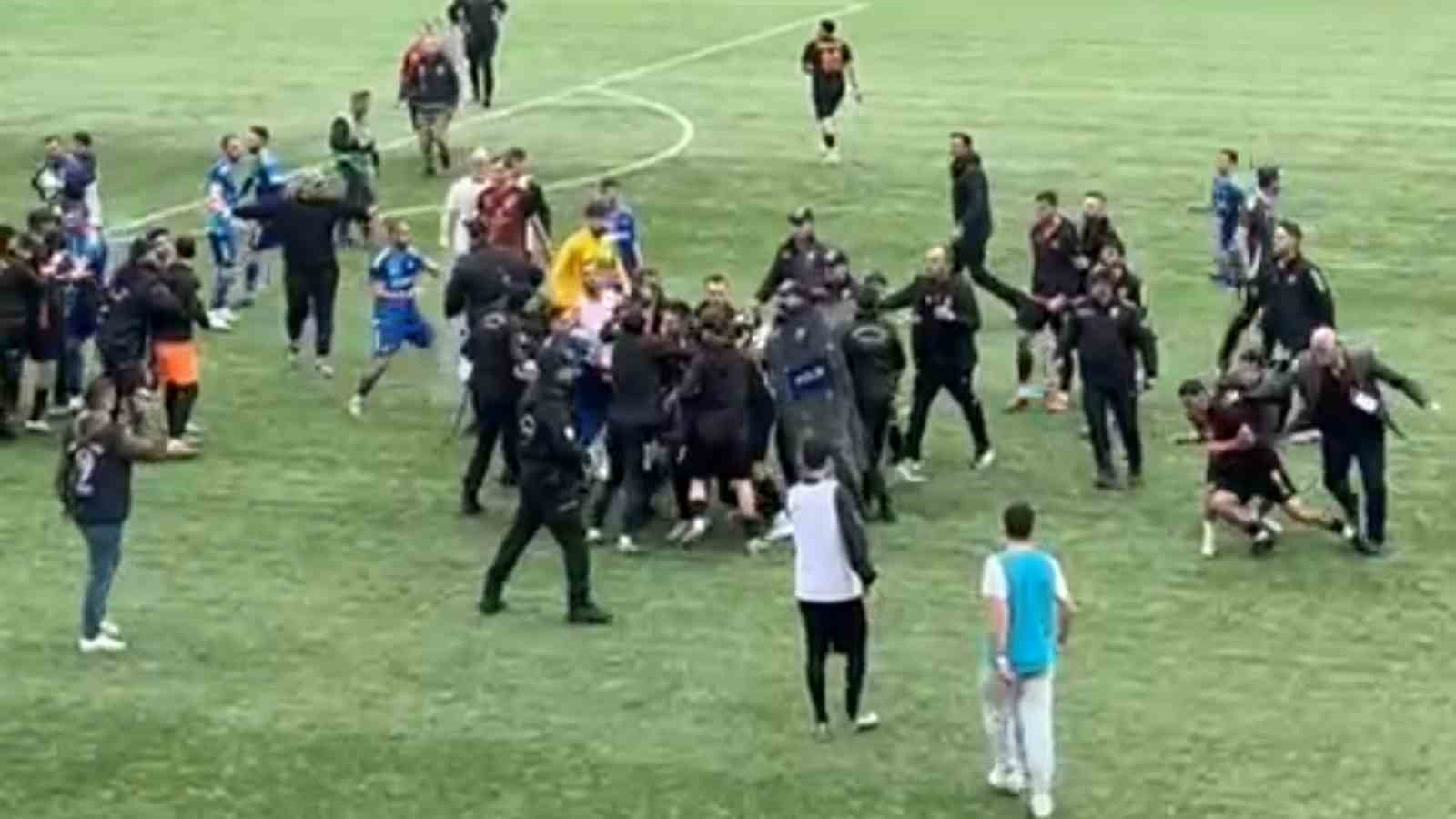 futbol sahasi ringe dondu 24 kirmizi kart cikti 3