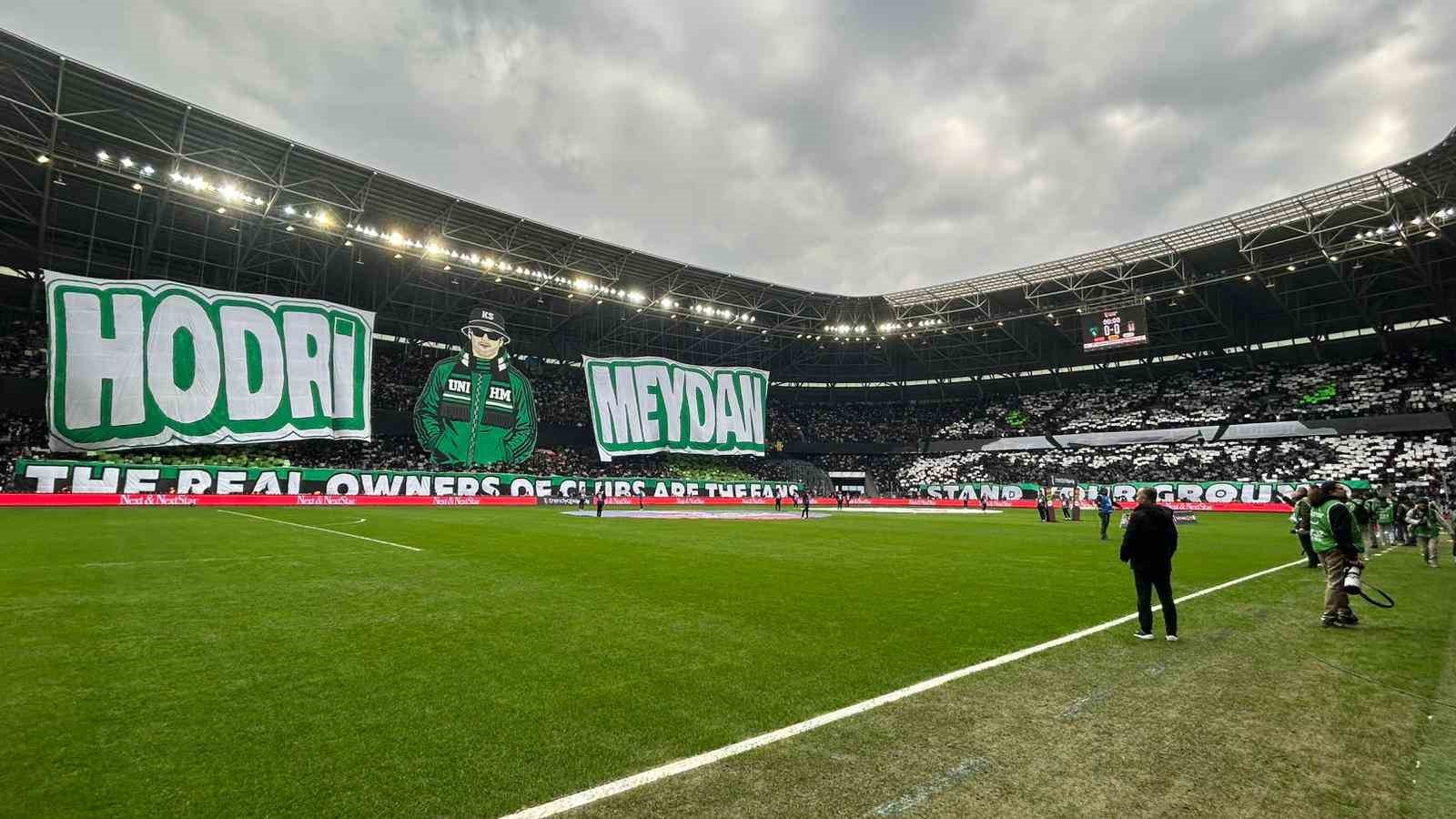 futbolcu olamadilar ama tribunleri pankartlariyla renklendiriyorlar 0 z2G2qTjX