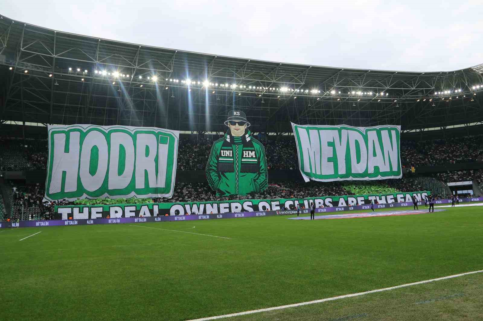 futbolcu olamadilar ama tribunleri pankartlariyla renklendiriyorlar 1 KjJS6PuO