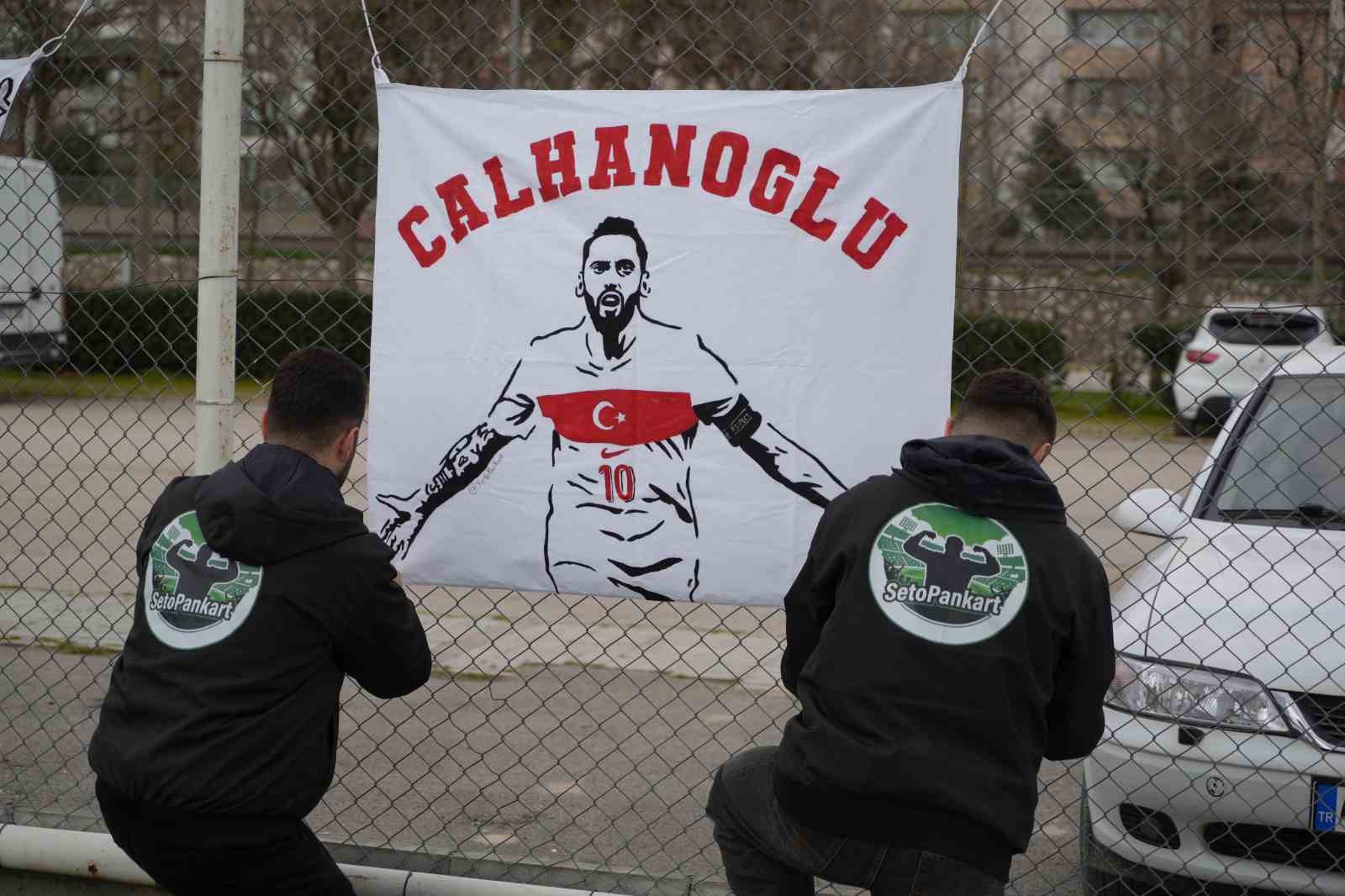 futbolcu olamadilar ama tribunleri pankartlariyla renklendiriyorlar 2 GXBngWvF