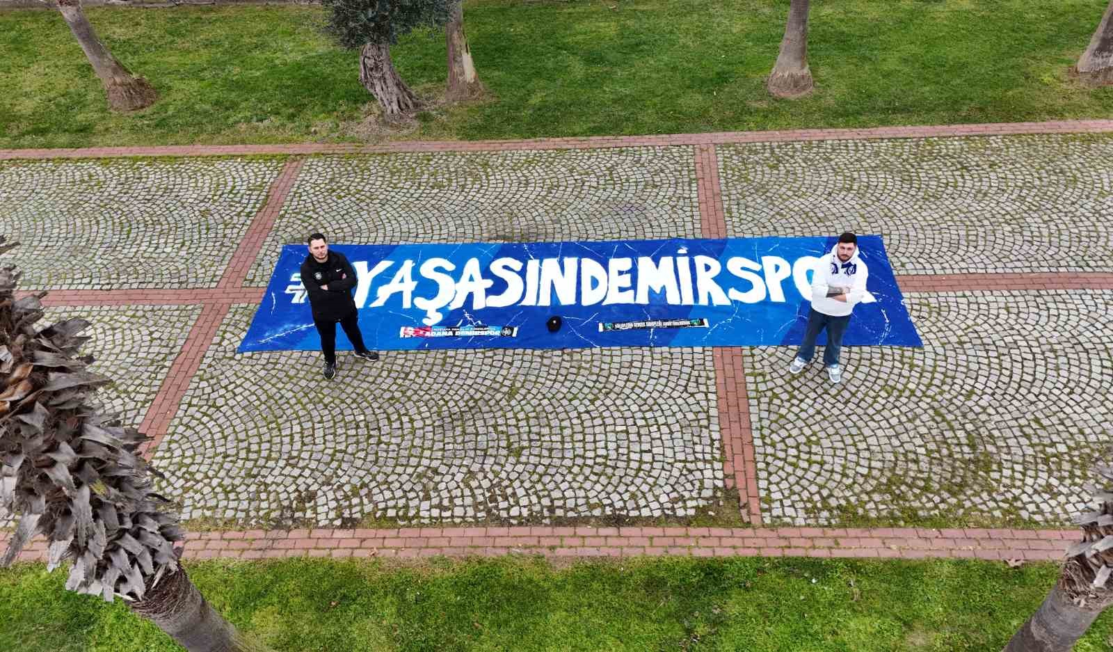 futbolcu olamadilar ama tribunleri pankartlariyla renklendiriyorlar 4 niTSmqdB