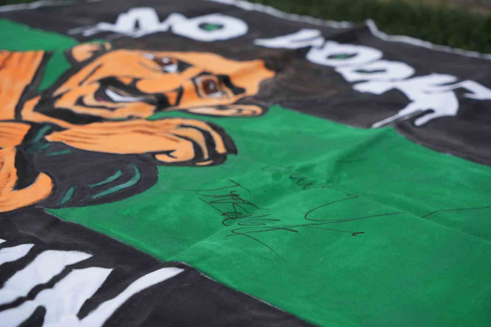 futbolcu olamadilar ama tribunleri pankartlariyla renklendiriyorlar 6 qyND9iIJ
