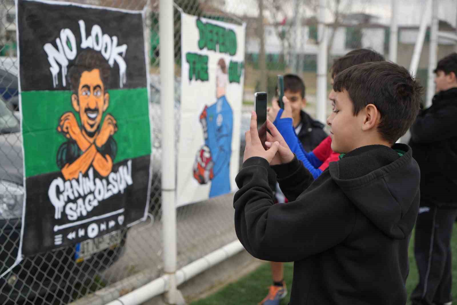 futbolcu olamadilar ama tribunleri pankartlariyla renklendiriyorlar 8 GeSTdQmA