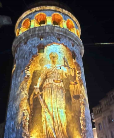 galata-kulesinde-15-temmuza-ozel-mapping-gosterisi-W3Ux7QpT.jpg