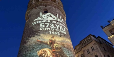 galata-kulesinde-istanbulun-fethinin-573-yil-donumun-ozel-isik-gosterisi-UW82DdBm.jpg