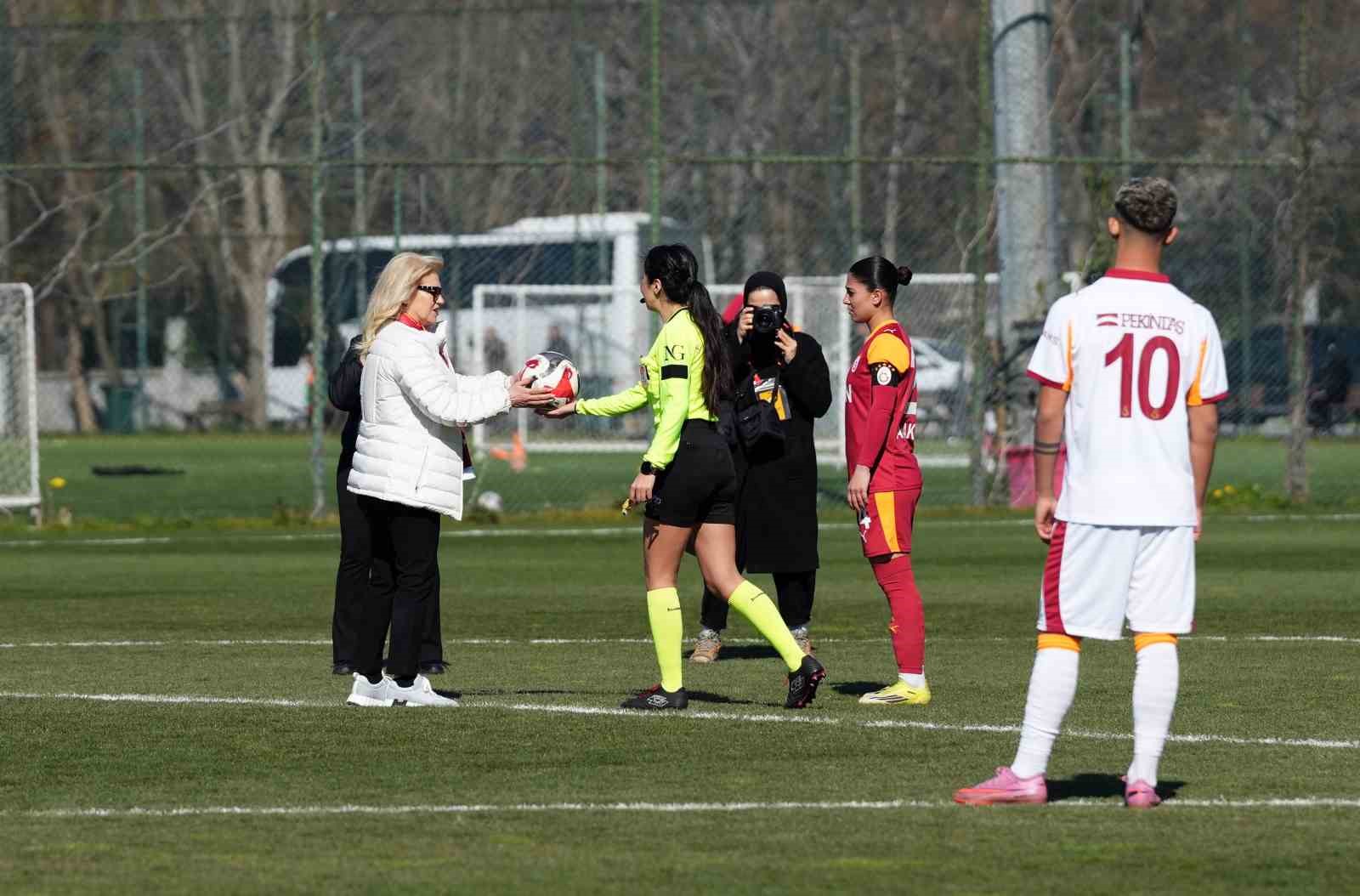 galatasaray 8 mart dunya emekci kadinlar gunu etkinligi duzenledi 14 37HUFIDF