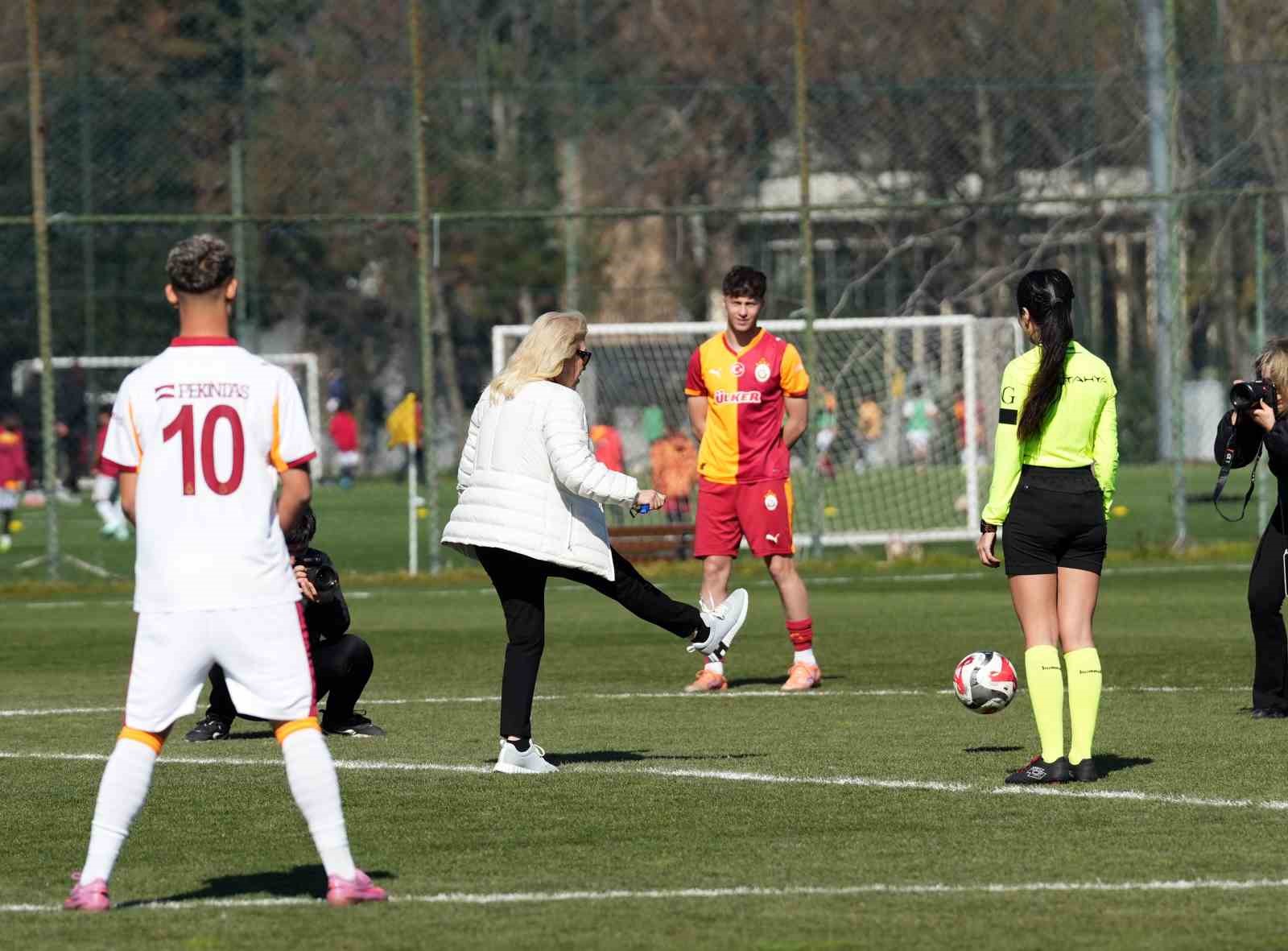 galatasaray 8 mart dunya emekci kadinlar gunu etkinligi duzenledi 15 b9HusBpq