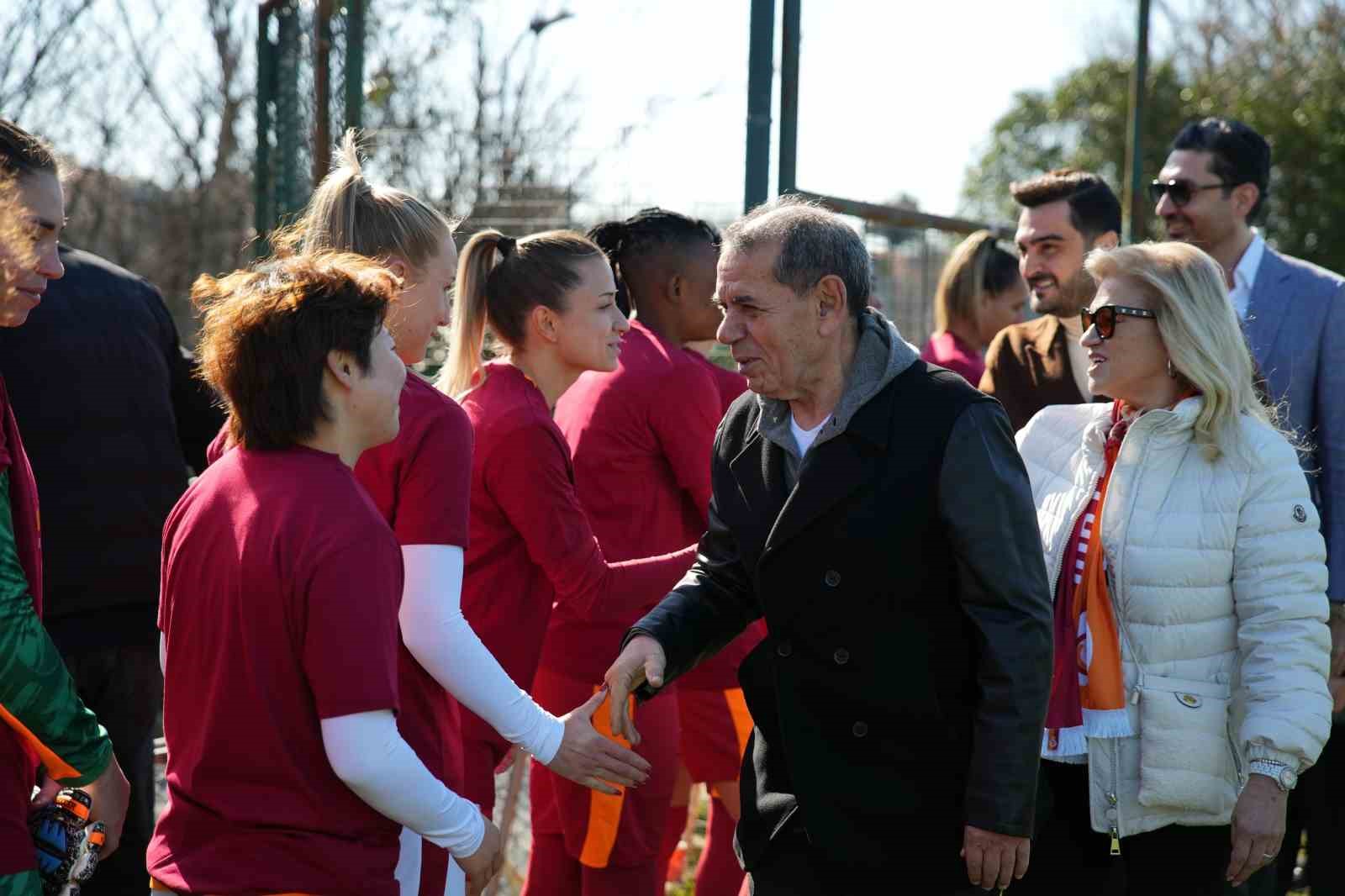 galatasaray 8 mart dunya emekci kadinlar gunu etkinligi duzenledi 2