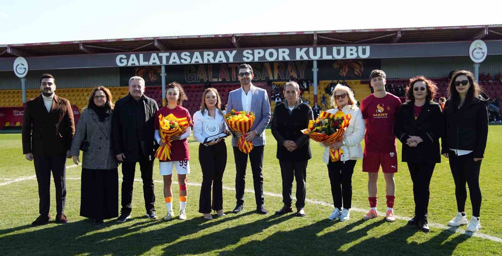 galatasaray 8 mart dunya emekci kadinlar gunu etkinligi duzenledi 7 XlnKYgy9