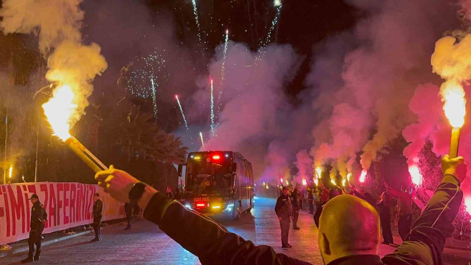 galatasaray antalyada sampiyonlar ligi muzigiyle karsilandi 0