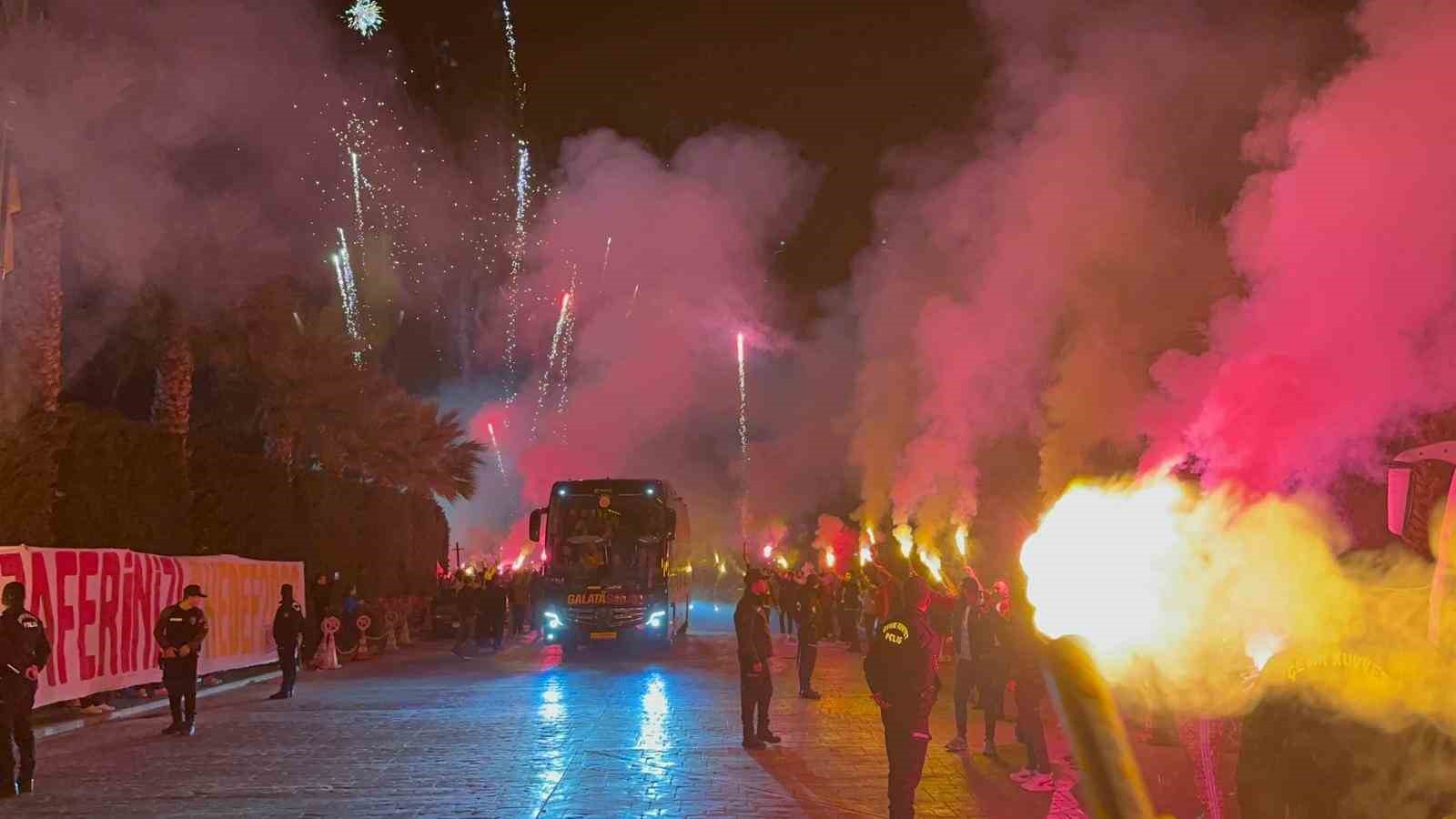 galatasaray antalyada sampiyonlar ligi muzigiyle karsilandi 11