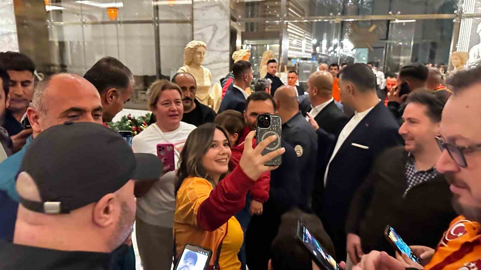 galatasaray antalyada sampiyonlar ligi muzigiyle karsilandi 18 v83zHNnk