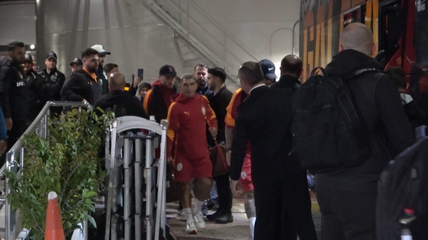 galatasaray antalyada sampiyonlar ligi muzigiyle karsilandi 6