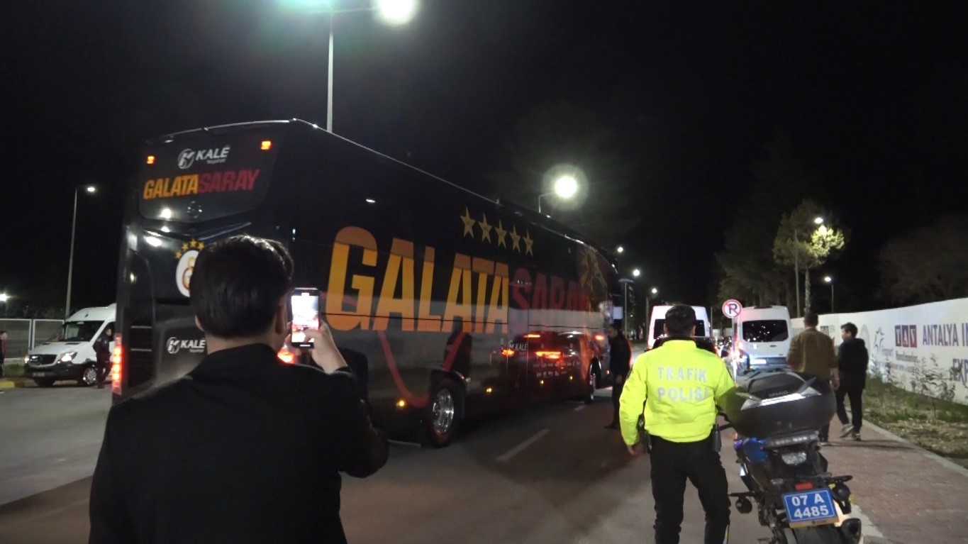 galatasaray antalyada sampiyonlar ligi muzigiyle karsilandi 7 yDCdML7Q