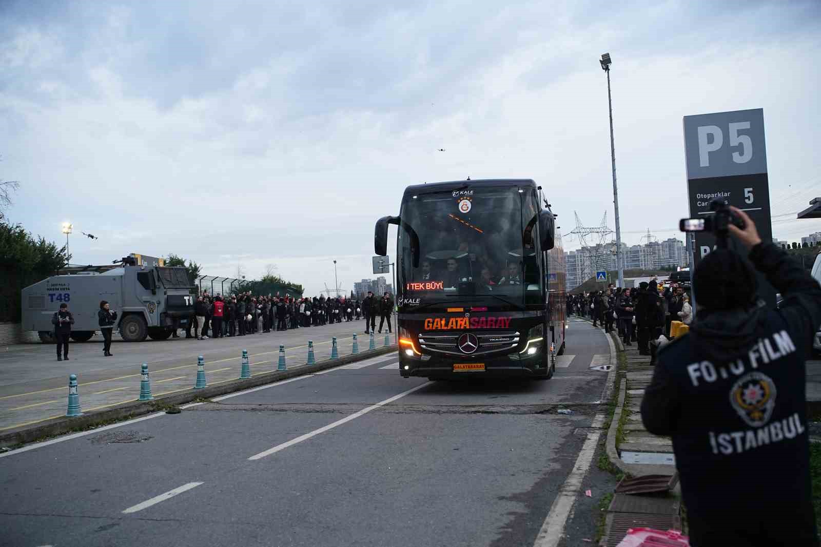 galatasaray ataturk olimpiyat stadyumuna ulasti 3 VC9rF9rj
