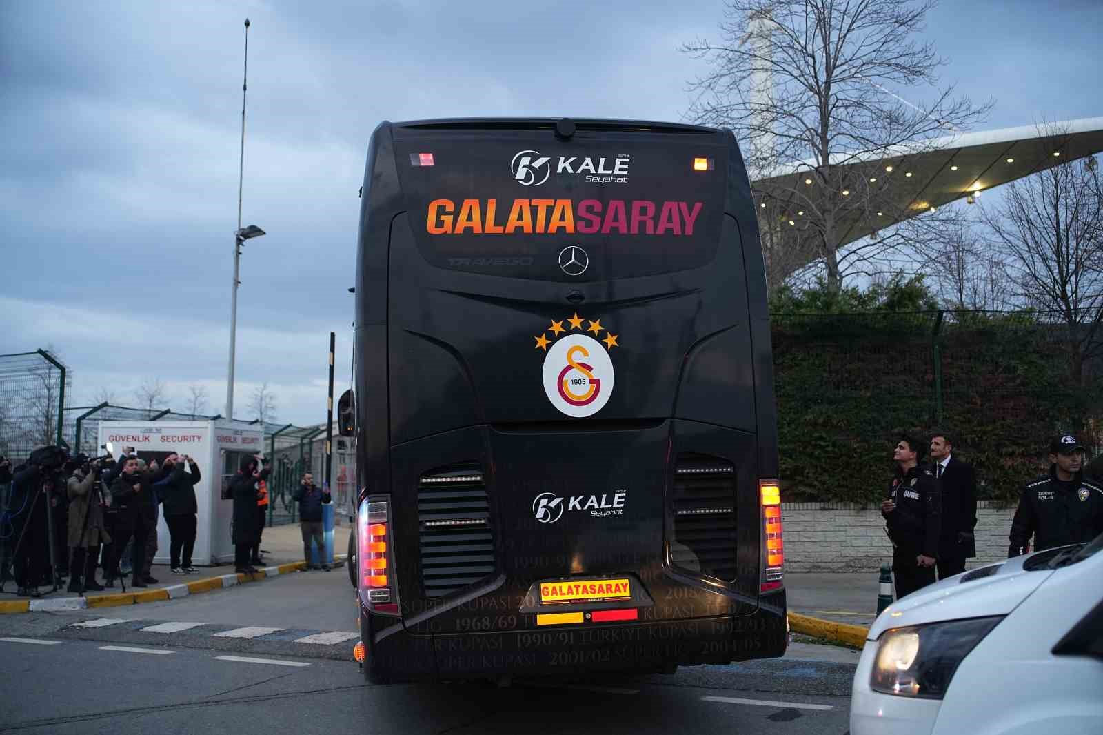 galatasaray ataturk olimpiyat stadyumuna ulasti 5