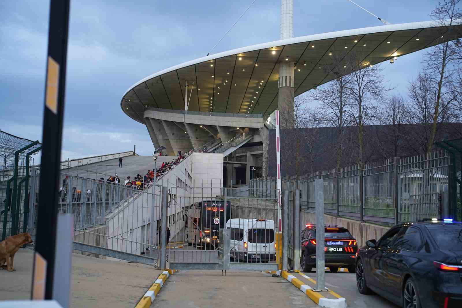galatasaray ataturk olimpiyat stadyumuna ulasti 6 PepOvBfy