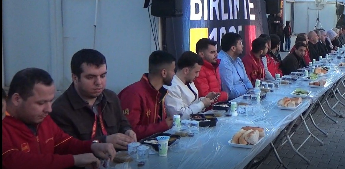 galatasaray baskani dursun ozbek depremzedelerle iftarda bulustu 2 TQBUGg2M