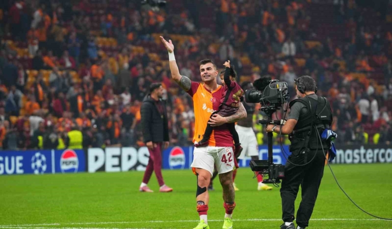 galatasaray-bodoglimt-galibiyetini-taraftariyla-kutladi-euCf447e.jpg