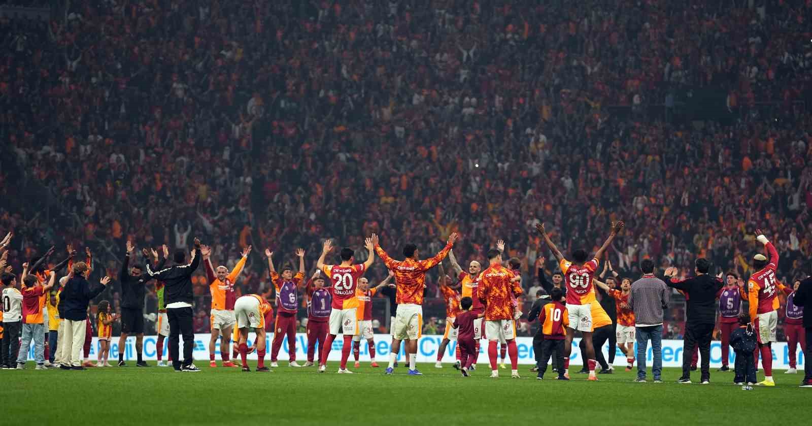 galatasaray derbi galibiyetini taraftariyla kutladi 0 LQ5v5iFq