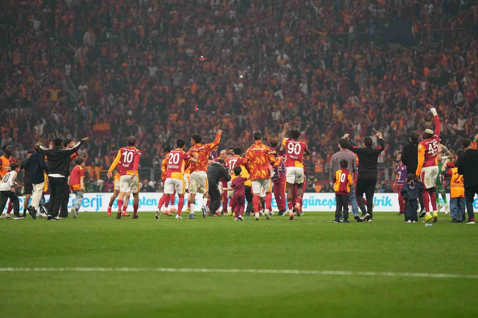galatasaray derbi galibiyetini taraftariyla kutladi 1 vW2N38sU