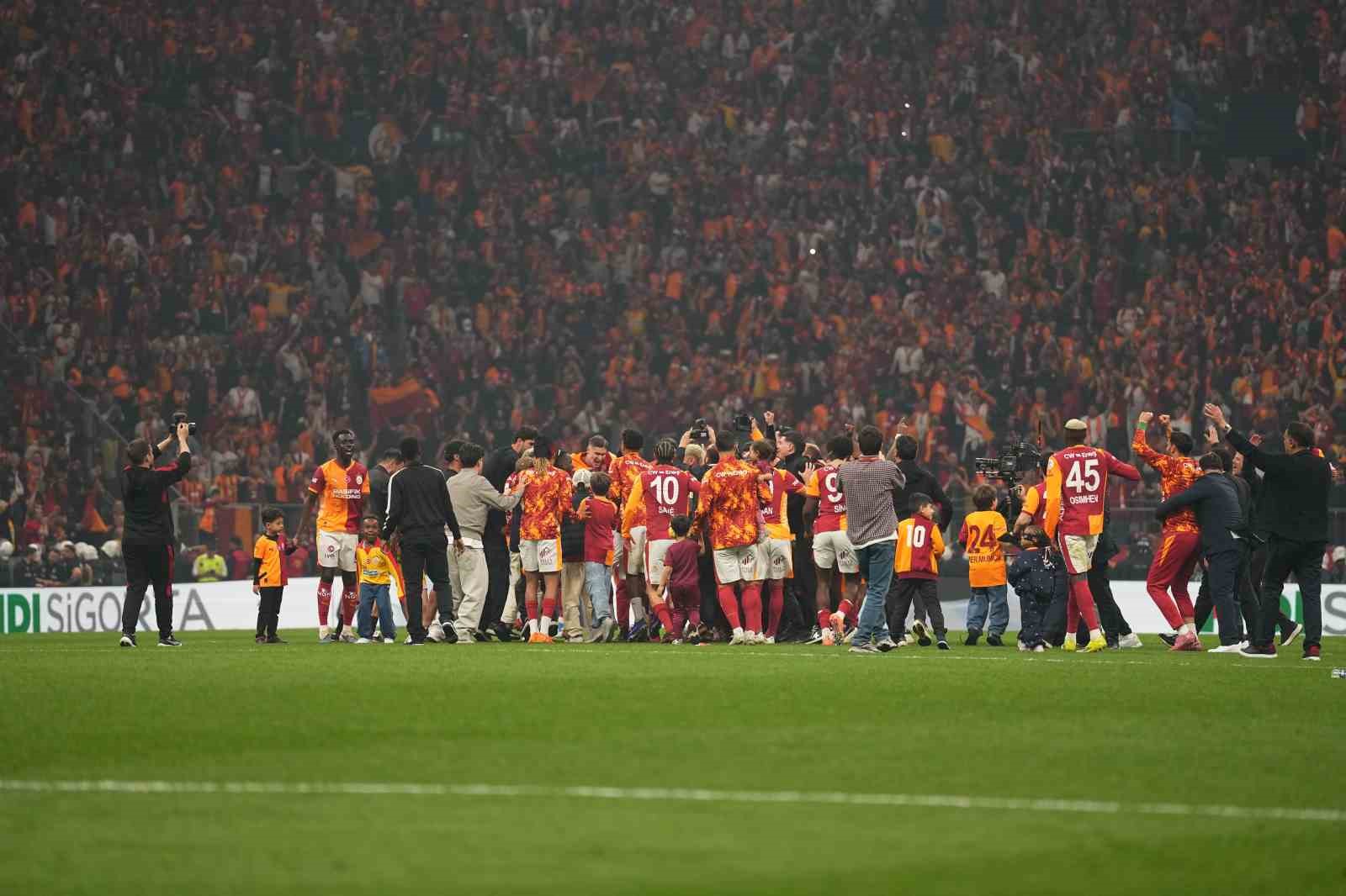 galatasaray derbi galibiyetini taraftariyla kutladi 2