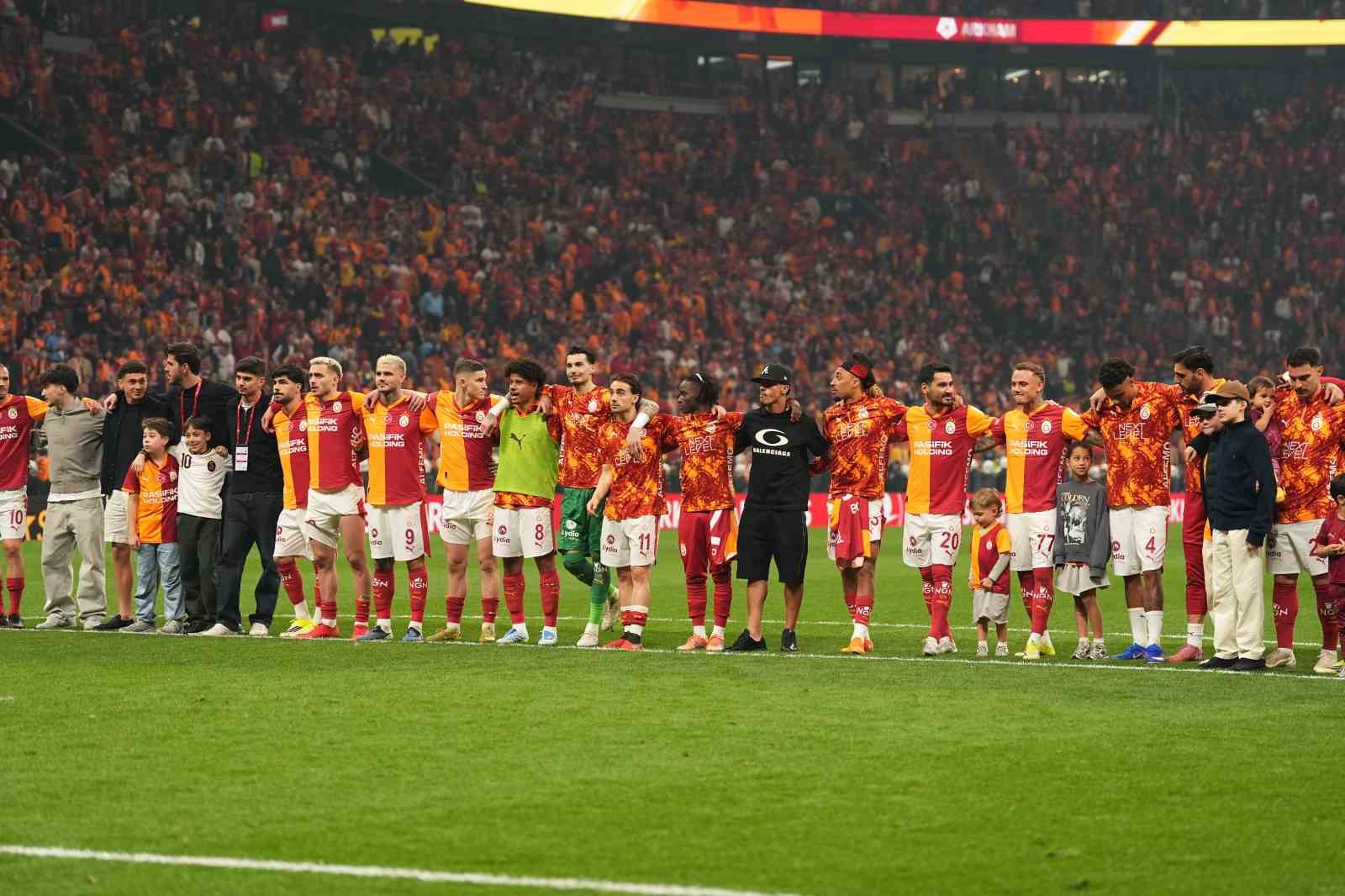 galatasaray derbi galibiyetini taraftariyla kutladi 3 2aaGLh8A