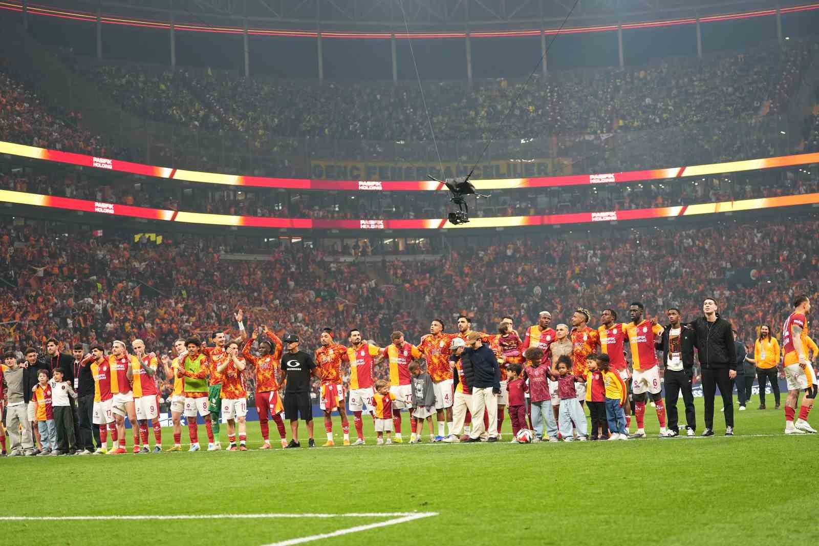 galatasaray derbi galibiyetini taraftariyla kutladi 4