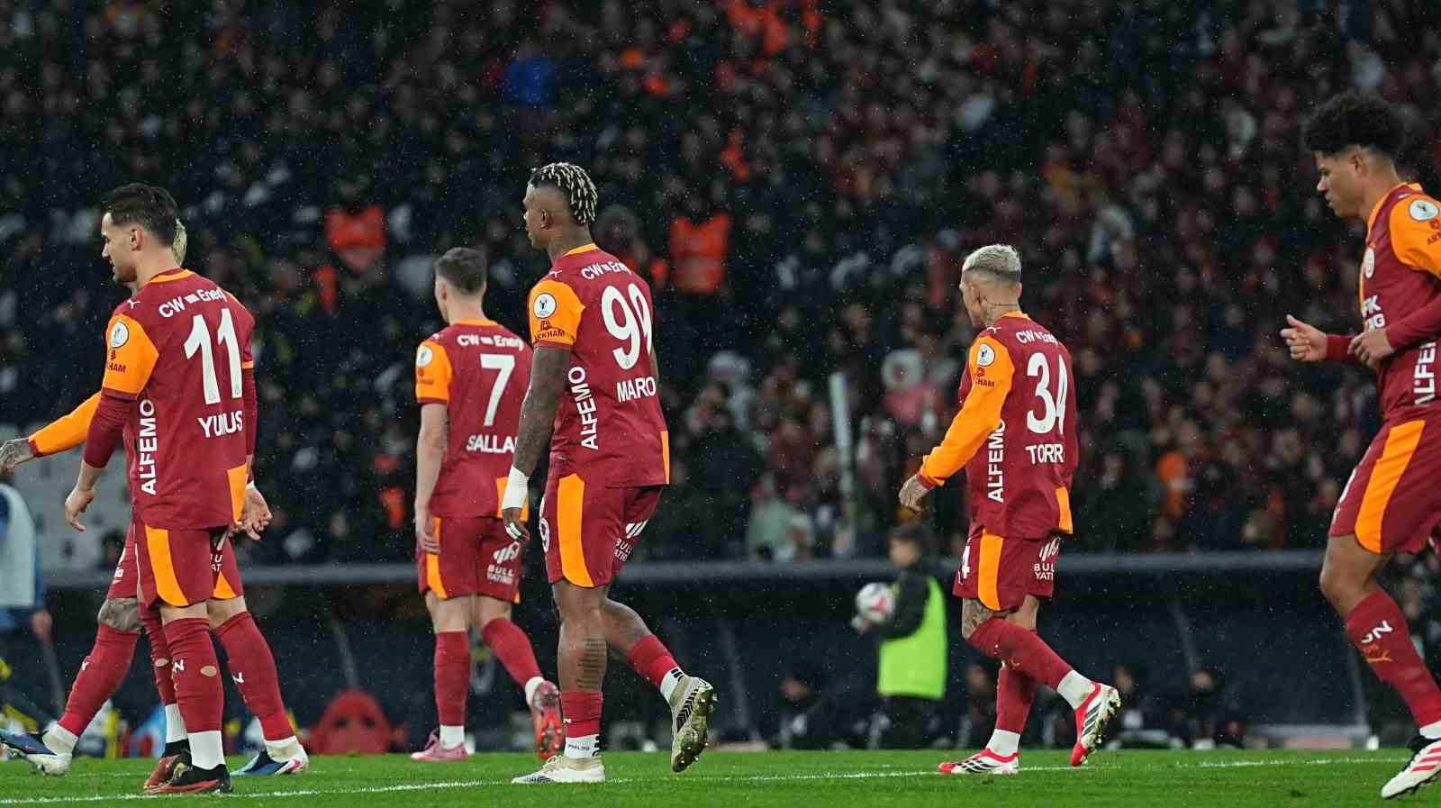 galatasaray fenerbahceye 4 mac sonra yenildi 0