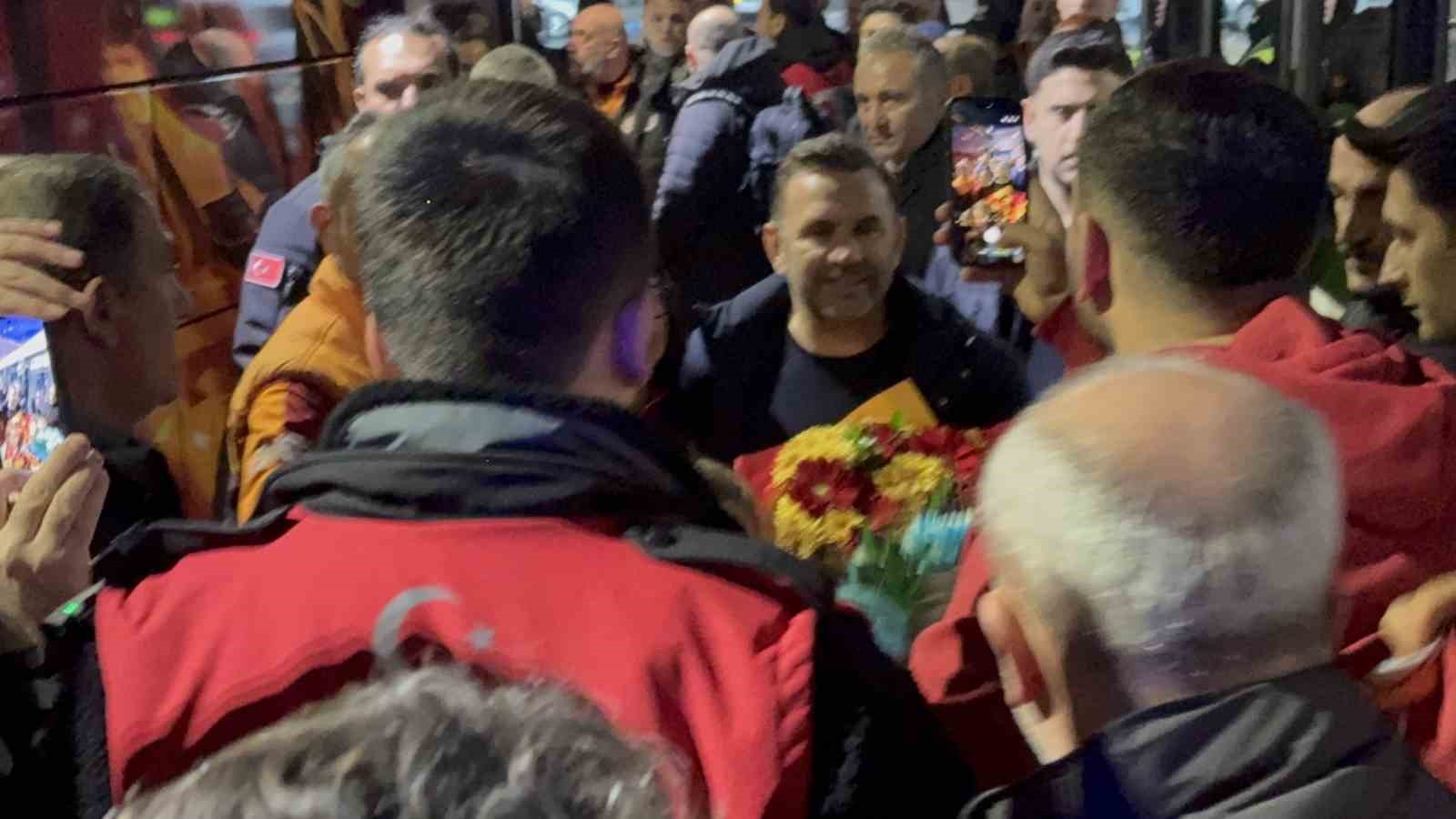 galatasaray fethiyede ciceklerle karsilandi 0 kUjpJZaP