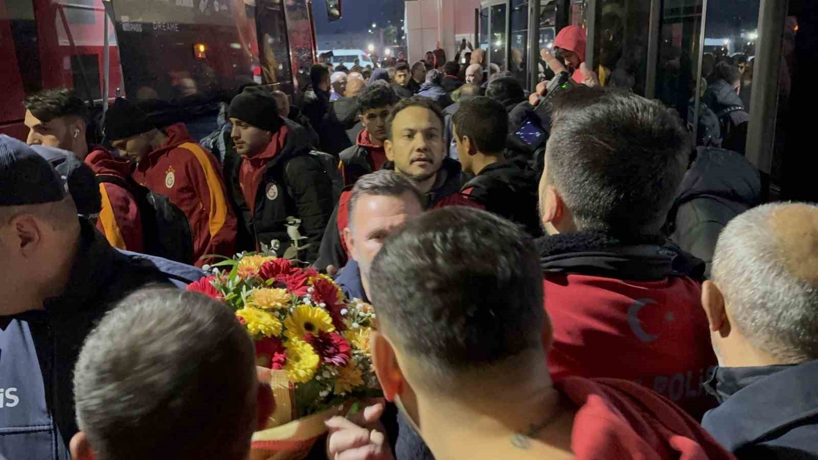 galatasaray fethiyede ciceklerle karsilandi 1 LbiNYiP8