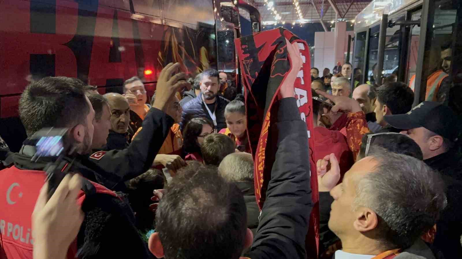 galatasaray fethiyede ciceklerle karsilandi 3 drCOYuYW