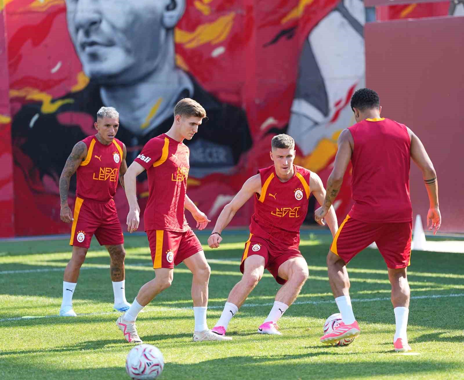galatasaray gunu cift antrenmanla tamamladi 1 Uhn8asVA