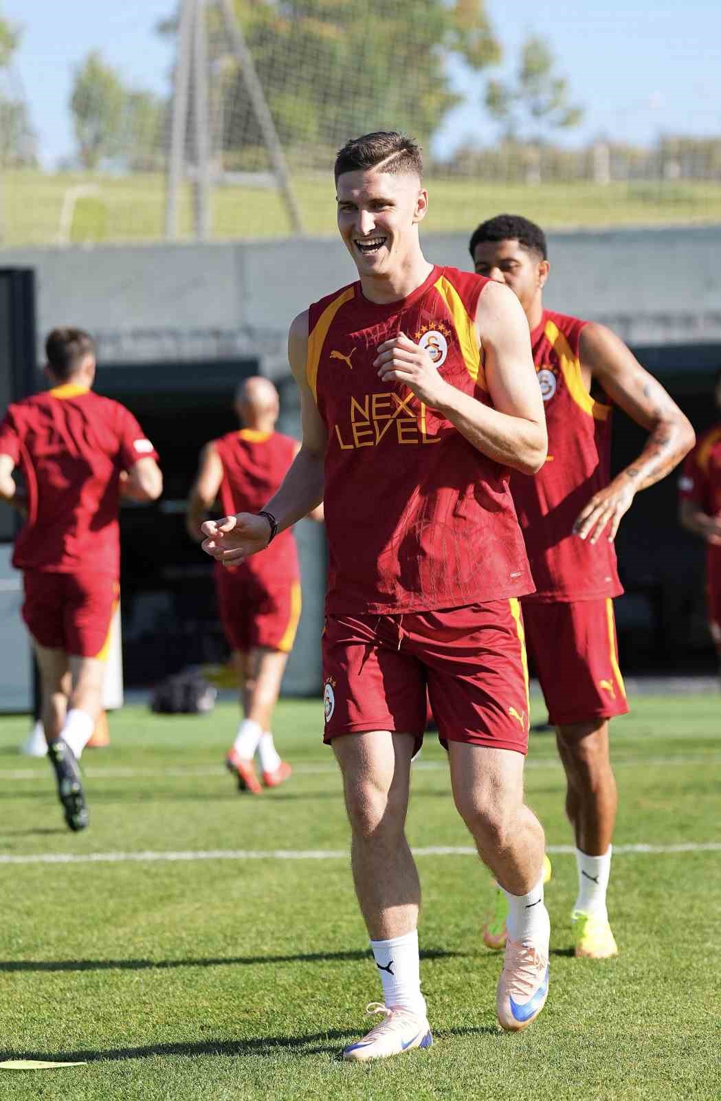 Galatasaray, günü çift antrenmanla tamamladı 14 galatasaray gunu cift antrenmanla tamamladi 10 UP6GGufe