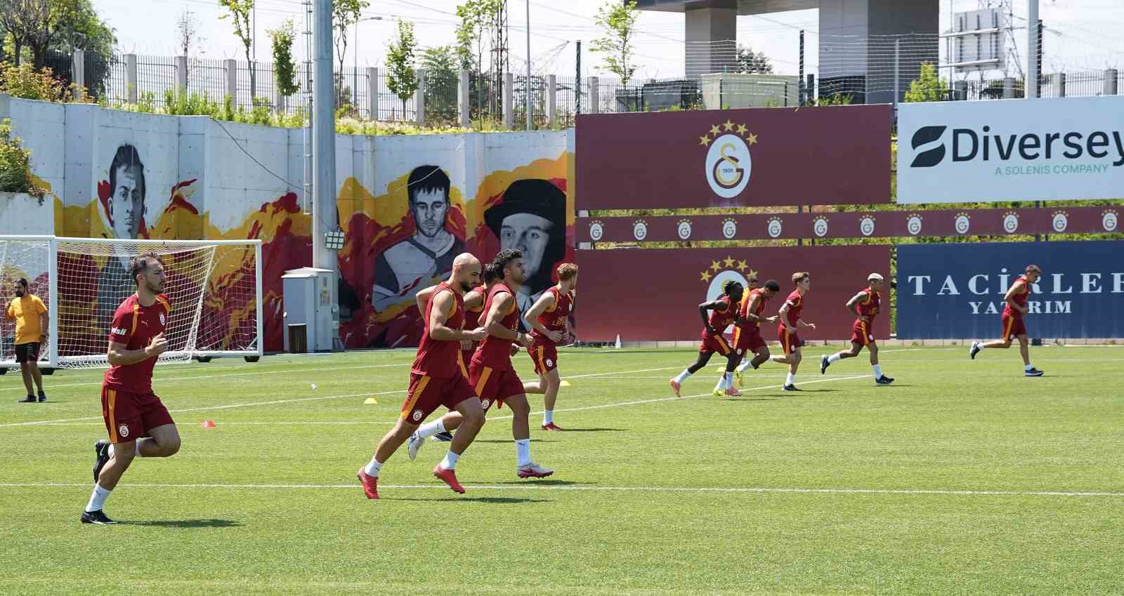 Galatasaray, günü çift antrenmanla tamamladı 6 galatasaray gunu cift antrenmanla tamamladi 2