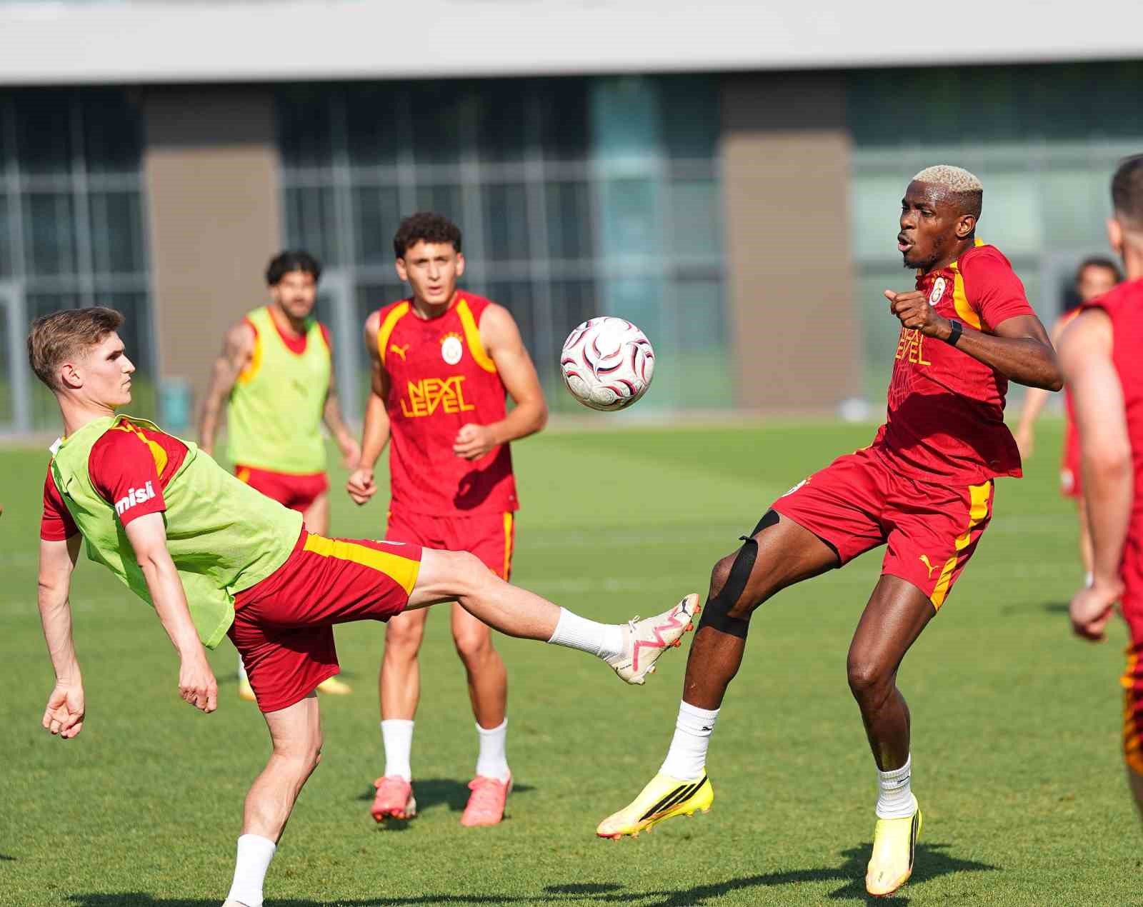 galatasaray gunu cift antrenmanla tamamladi 4 DI4uwQYw